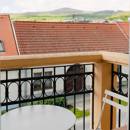 štýlové V Centre Modry Pre Víkendový Oddych Aj Svadobčanov Modra